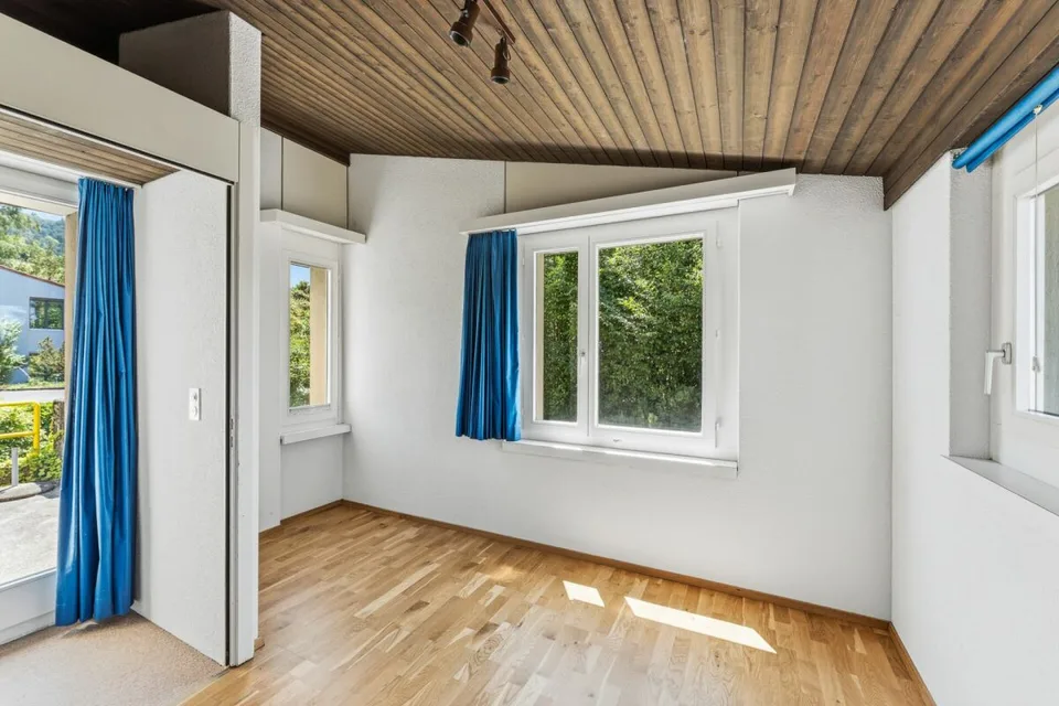 Grosszügiges Einfamilienhaus mit Einliegerstudio an sehr ruhiger und sonniger Lage – Foto 9 von 12