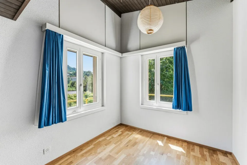 Grosszügiges Einfamilienhaus mit Einliegerstudio an sehr ruhiger und sonniger Lage – Foto 8 von 12