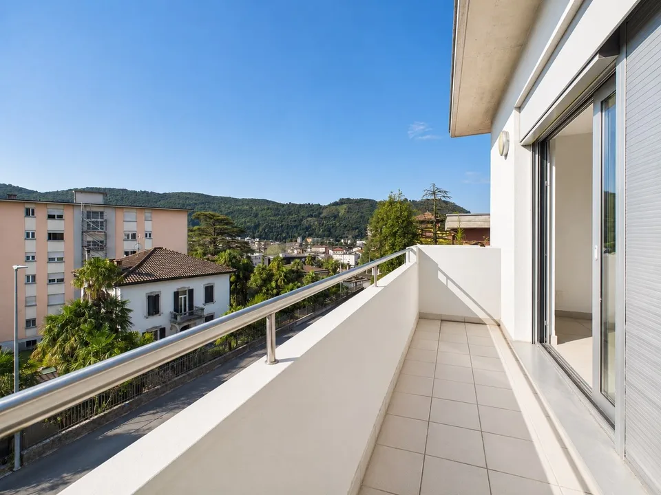 Prächtiger privater Garten, bewohnbarer Balkon, moderne Räume in ruhiger Lage und ohne Hausgeld
