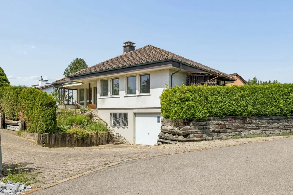 Freistehendes Einfamilienhaus auf grosszügigem Grundstück mit Entwicklungspotenzial