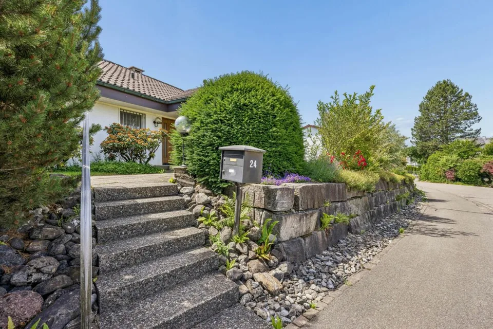Freistehendes Einfamilienhaus auf grosszügigem Grundstück mit Entwicklungspotenzial