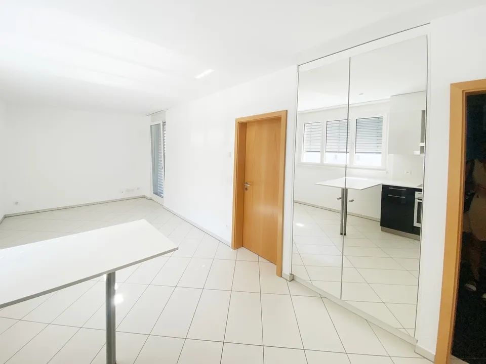Modernes 2.5-Zimmer-Wohnung mit Terrasse und Parkplatz im Zentrum.