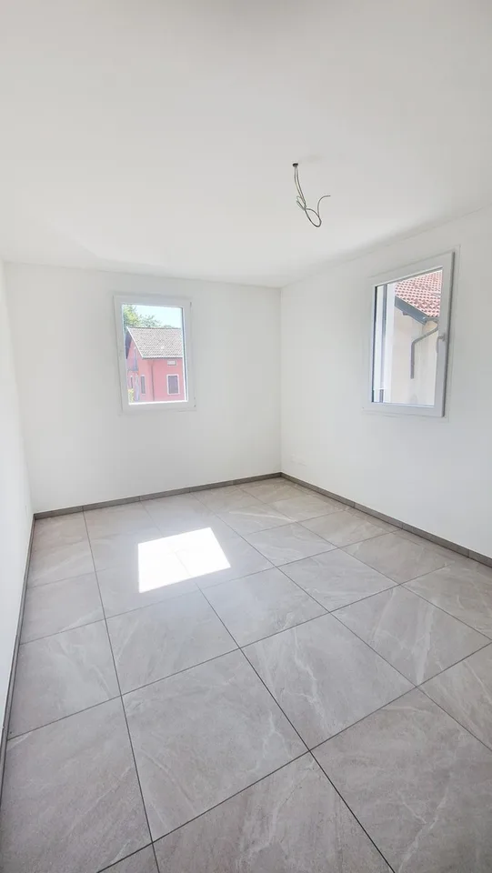 Neue 2,5-Zimmer-Wohnung mit überdachtem Balkon und freier Aussicht