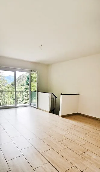 Maison de 5,5 pièces en phase de rénovation avec cheminée et terrasse.