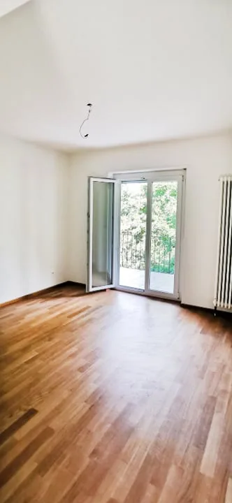 Maison de 5,5 pièces en phase de rénovation avec cheminée et terrasse.