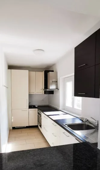 Maison de 5,5 pièces en phase de rénovation avec cheminée et terrasse.