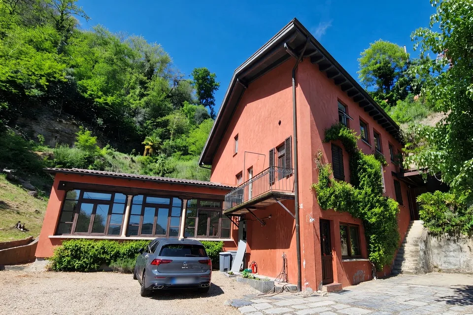 Stabile plurifamiliare con due appartamenti e spazio commerciale