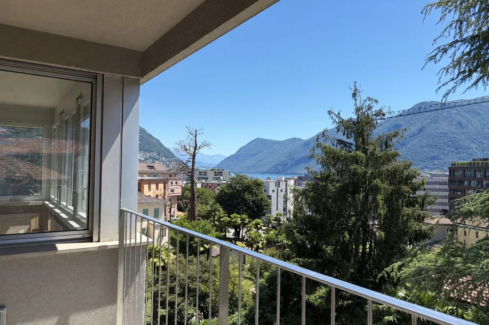 Prestigioso 5,5 ristrutturato in alto standing con terrazzo vista lago