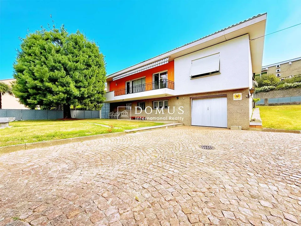 Villa mit Pool in grüner Umgebung – Foto 12 von 13