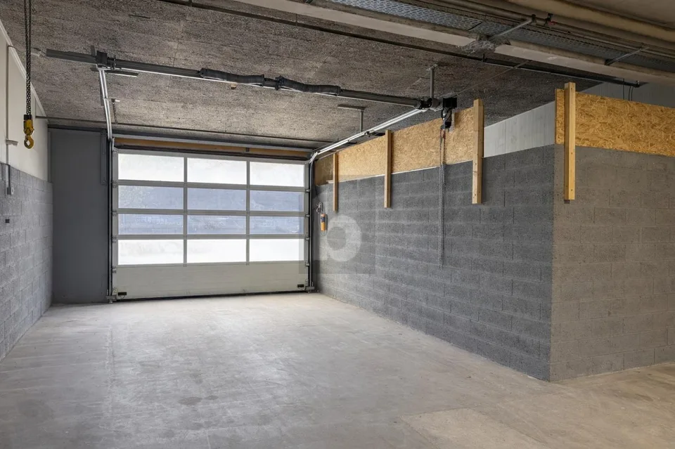 Halle für Handwerk mit Autobahnvisibilität
