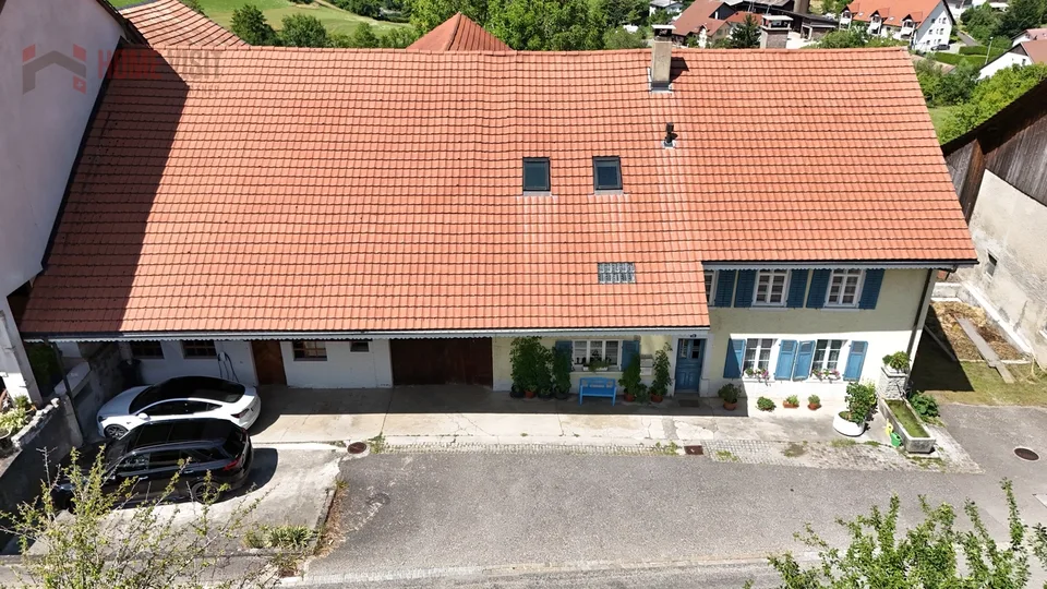 Appartement 5,5 pièces avec possibilité de garder des chevaux dans une maison à deux familles