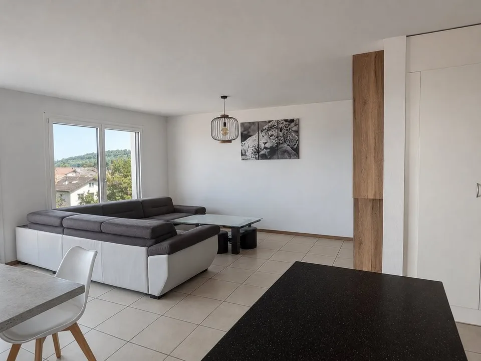 Wohnung mit 4,5 Zimmern im 2. Stock