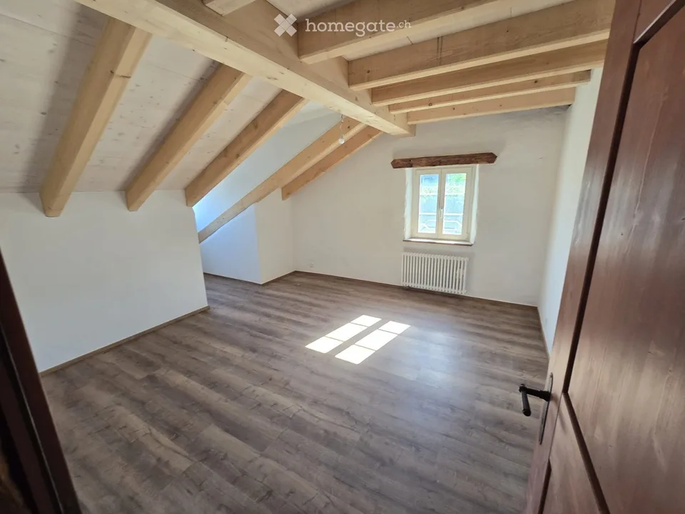 Appartamento moderno 4,5 locali in mansarda a Büsserach con balcone e bella vista