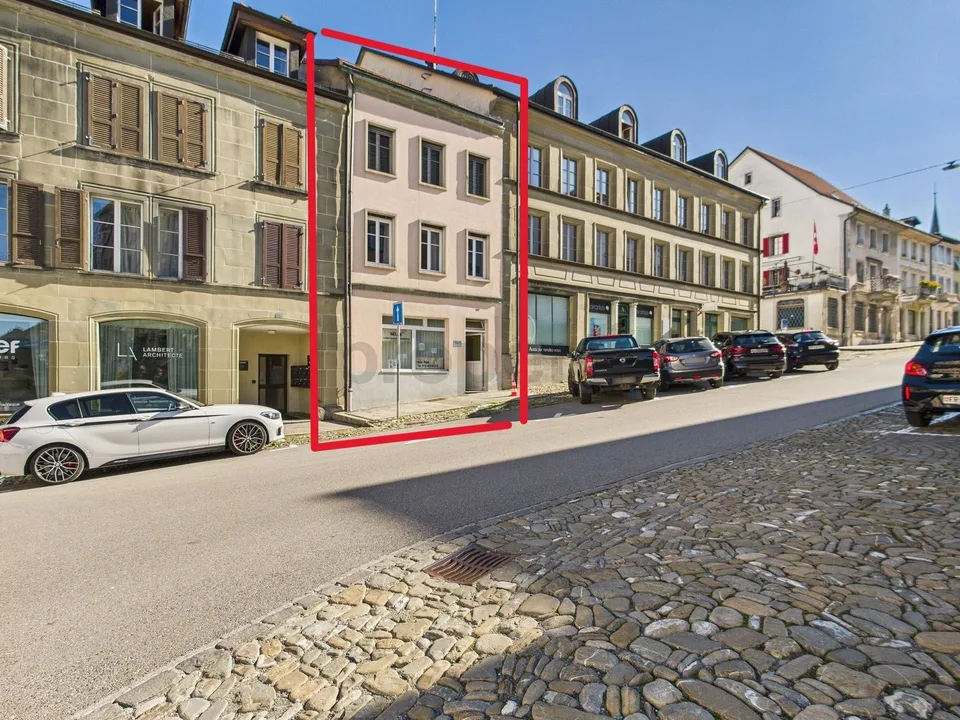 Grande casa storica ristrutturata nel centro di Romont - ideale come residenza o investimento
