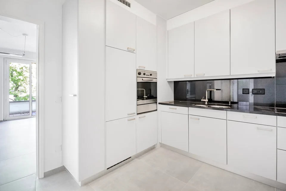 Elegante spazio abitativo o professionale con ampia terrazza in pos...
