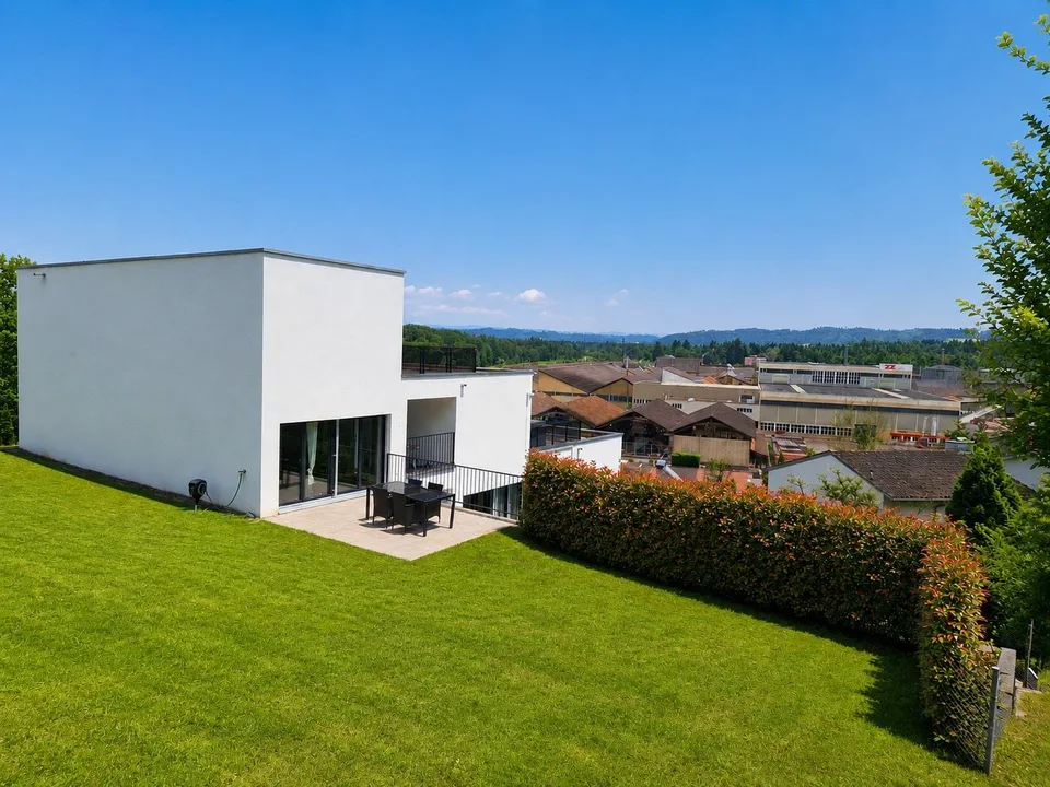Drei moderne Terrassenhäuser mit Lift und grosszügigem Garten