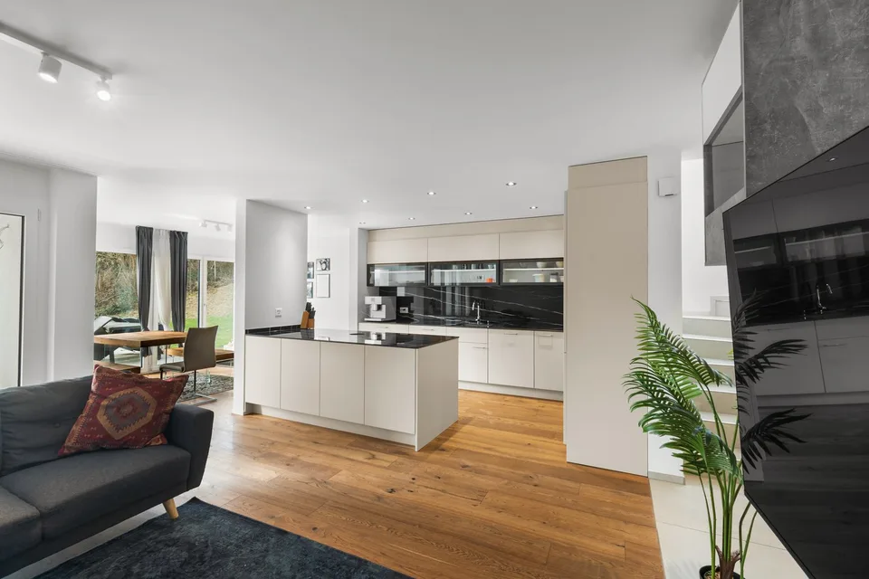 Trois maisons de terrasse modernes avec ascenseur et jardin spacieux