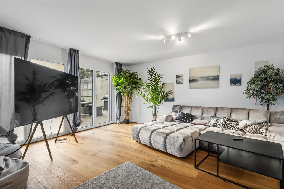 Trois maisons de terrasse modernes avec ascenseur et jardin spacieux