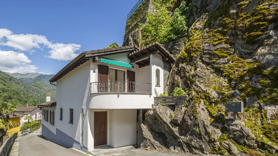 RINNOVATA, AUTENTICA E IMMERSA NEL VERDE | RENOVIERT, AUTHENTISCH UND