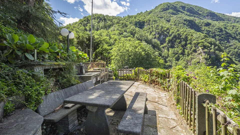 RINNOVATA, AUTENTICA E IMMERSA NEL VERDE | RENOVIERT, AUTHENTISCH UND