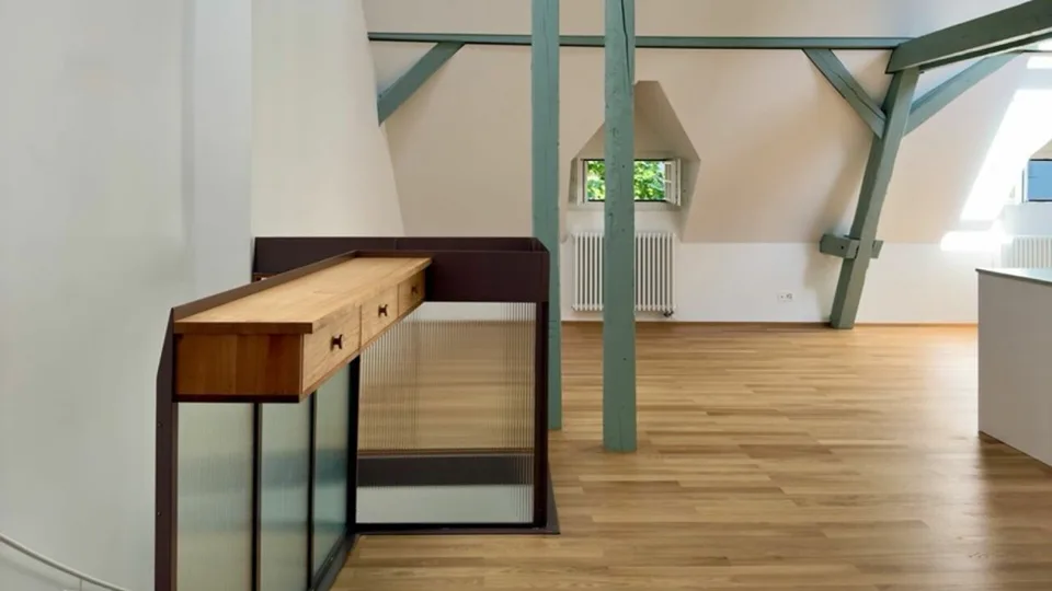 Umfassend sanierte Dachgeschosswohnung an der Holbeinstrasse 32