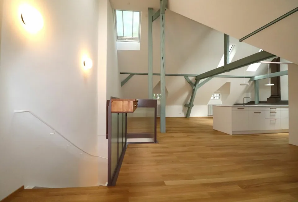 Umfassend sanierte Dachgeschosswohnung an der Holbeinstrasse 32