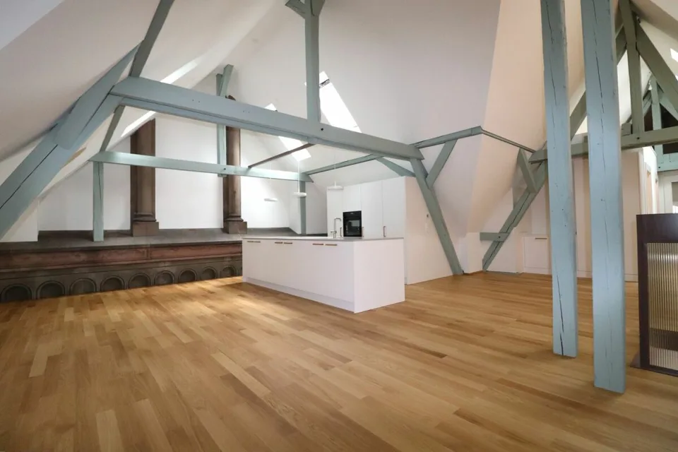 Umfassend sanierte Dachgeschosswohnung an der Holbeinstrasse 32