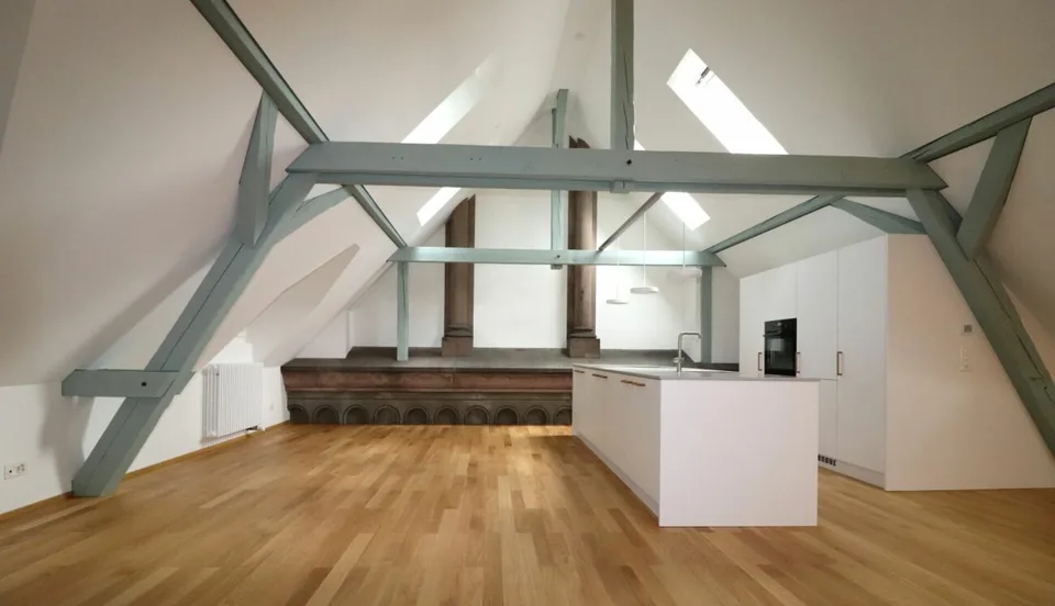 Umfassend sanierte Dachgeschosswohnung an der Holbeinstrasse 32