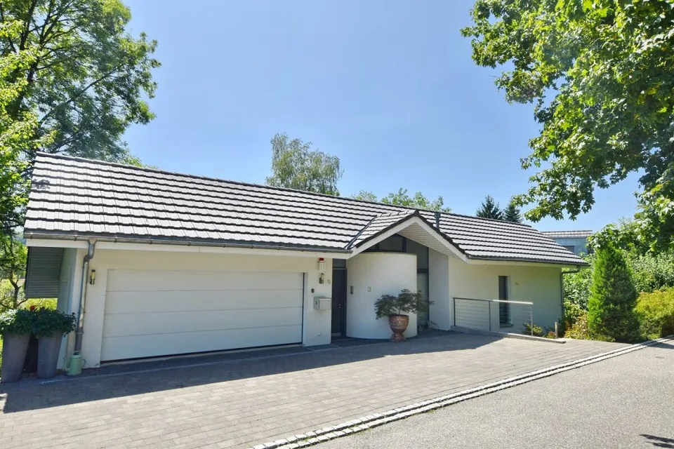 Maison 6½ pièces dans un quartier de maisons individuelles haut de gamme, située au calme, un véritable paradis pour les enfants, 5034 Suhr