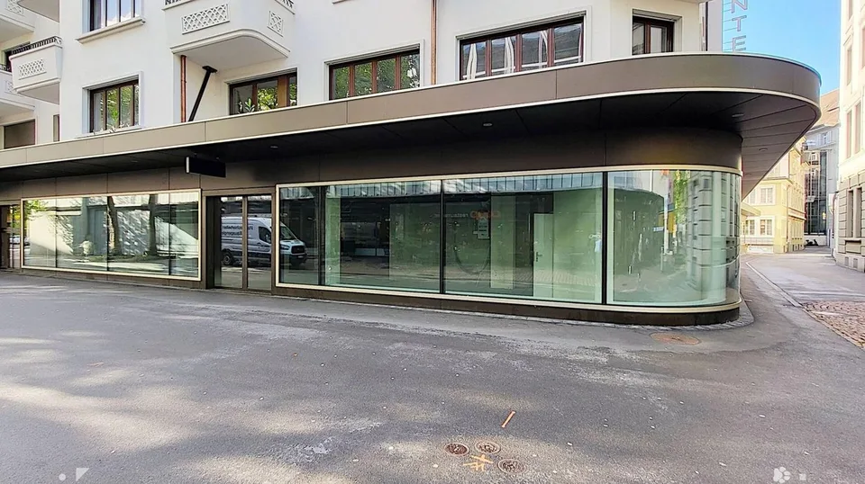 "1'000 m2 Verkaufsfläche im UG mit Frequenzbringer im EG!"