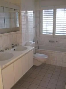 La tua nuova casa: ampio appartamento di 3 camere a Dübendorf in una posizione tranquilla con vista sul verde
