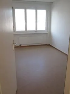 La tua nuova casa: ampio appartamento di 3 camere a Dübendorf in una posizione tranquilla con vista sul verde