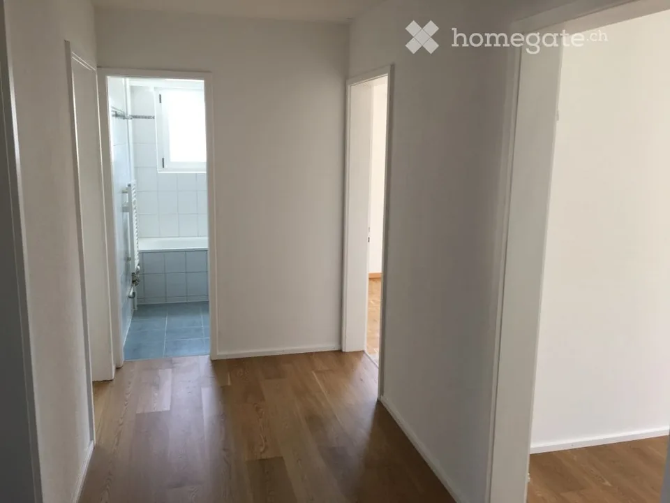 Helle 3.5-Zimmer-Wohnung mit Balkon in Zentrumsnähe Bassersdorf