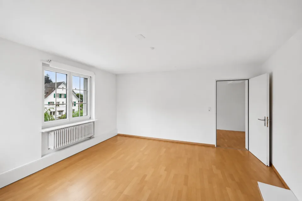 Espace de bureau prêt à être occupé dans le quartier de Zürcher Seefeld