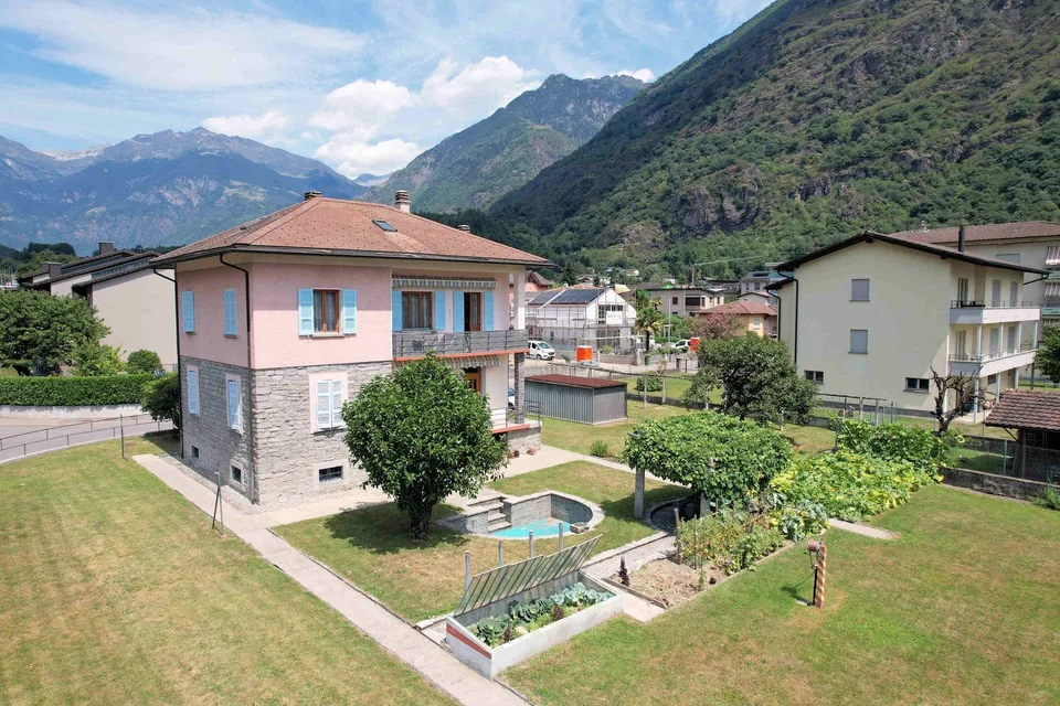 Casa bifamiliare con grande terreno edificabile in zona residenziale
