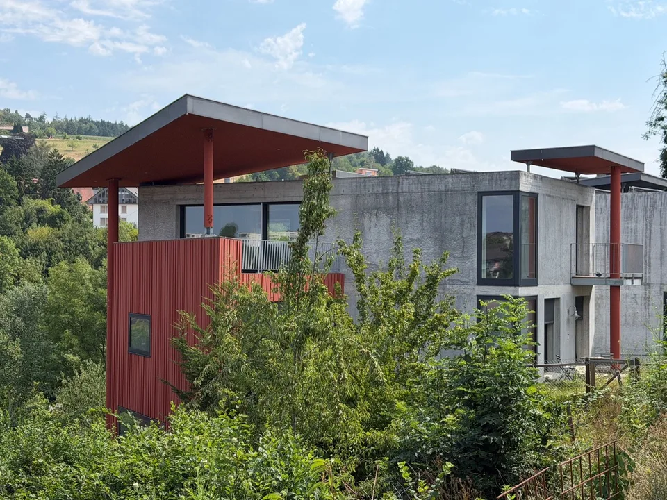 Gediegen wohnen in einer modernen 7.5-Zimmer-Villa