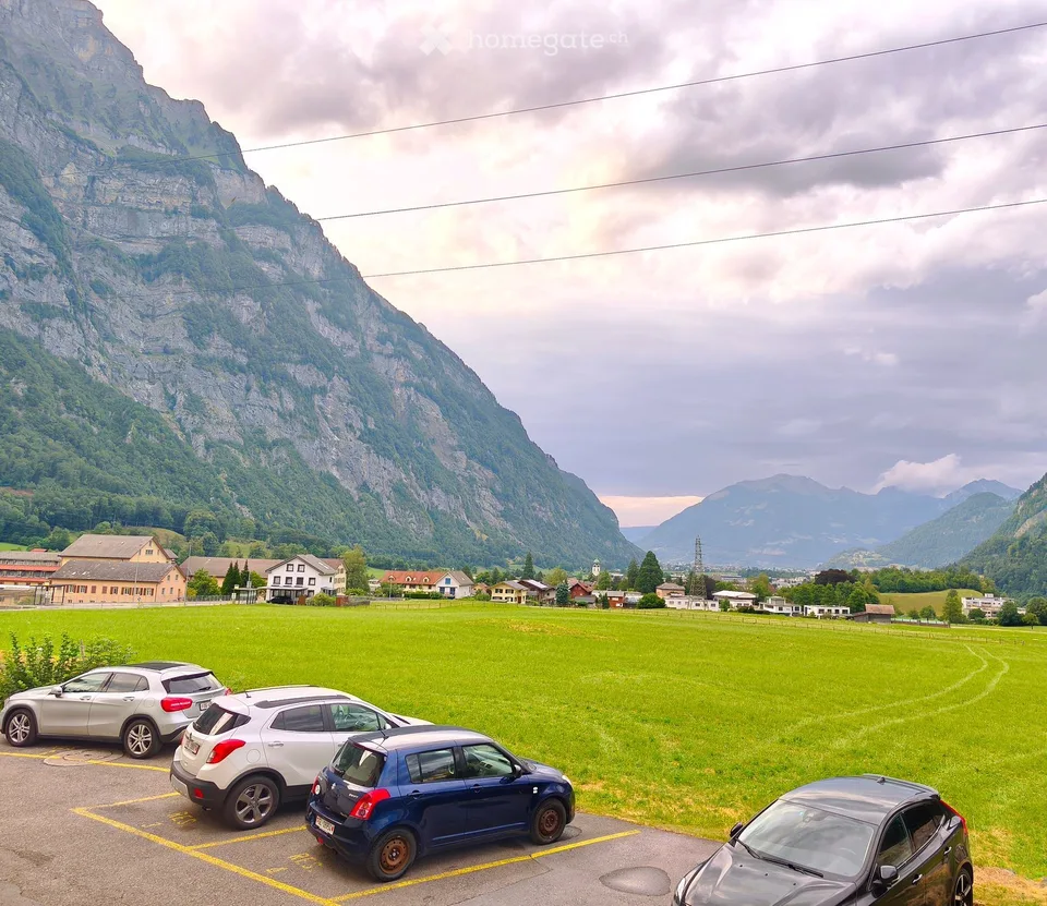 Incantevole appartamento di 3,5 locali in un edificio storico con balcone a Riedern, Glarus