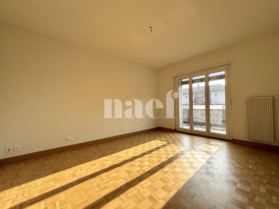 Wohnung mit 4 Zimmern und großem Balkon renoviert