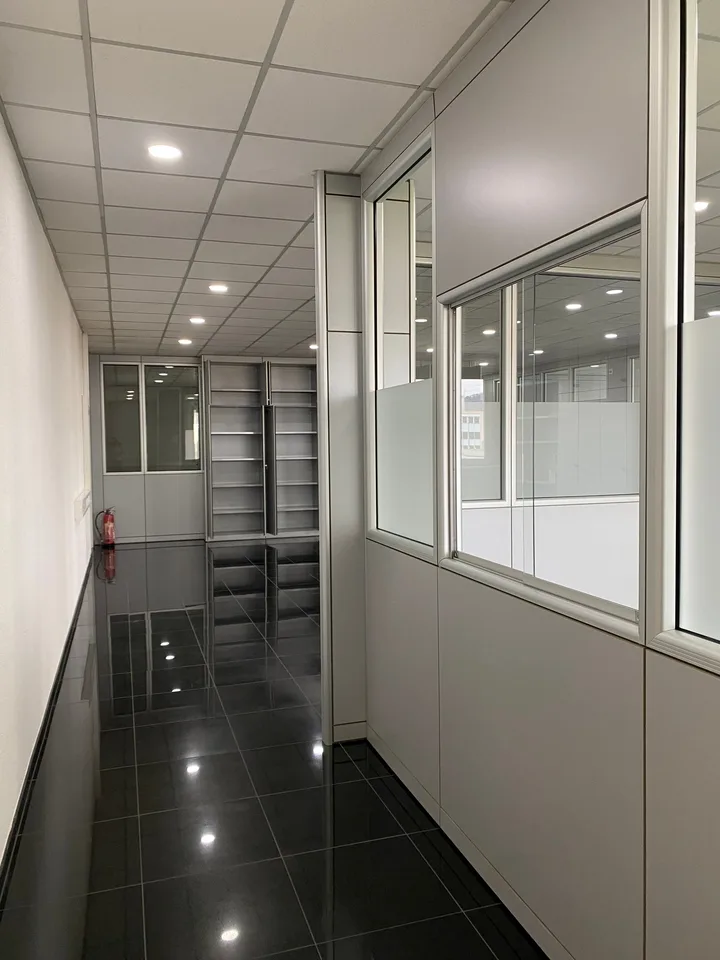 Locaux commerciaux modernes dans un emplacement central