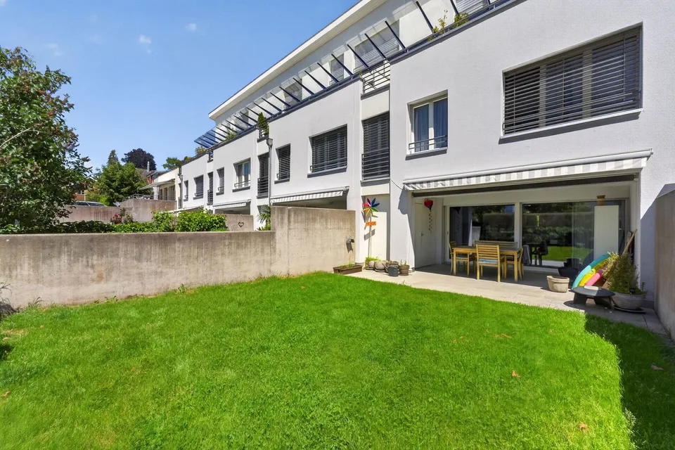 Wohnen wie im Einfamilienhaus - exklusive 5.5-Zimmer-Garten-Maisonette mit sonnigem Privatgarten