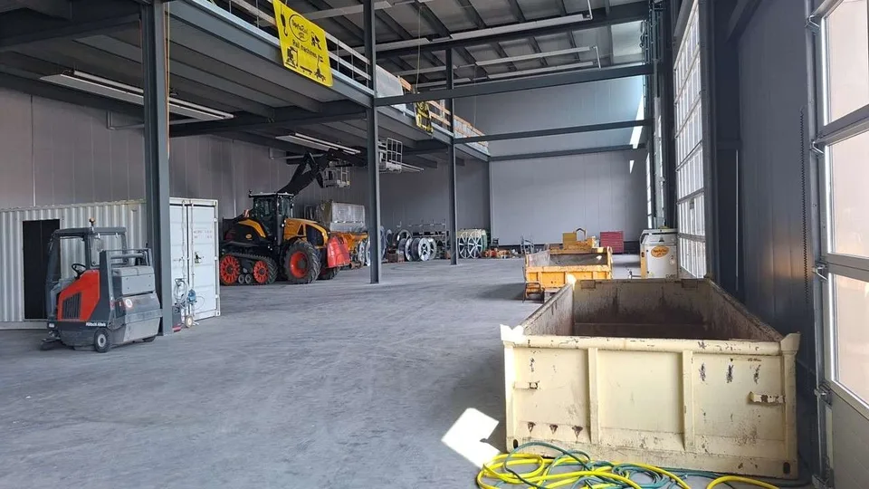 Capannone industriale flessibile con mezzanine moderna