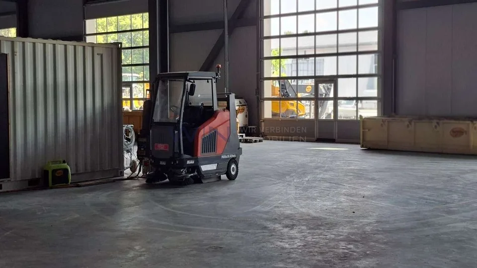 Capannone industriale flessibile con mezzanine moderna