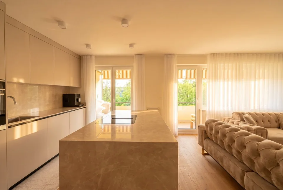 Top Moderne und Renovierte Wohnung mit Wintergarten-Balkon