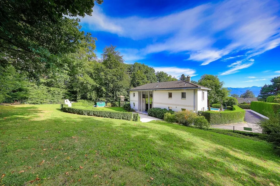 Propriété de prestige entourée de verdure à Lausanne