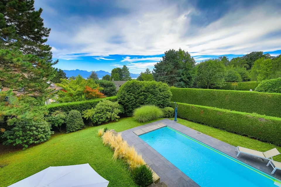 Propriété de prestige entourée de verdure à Lausanne