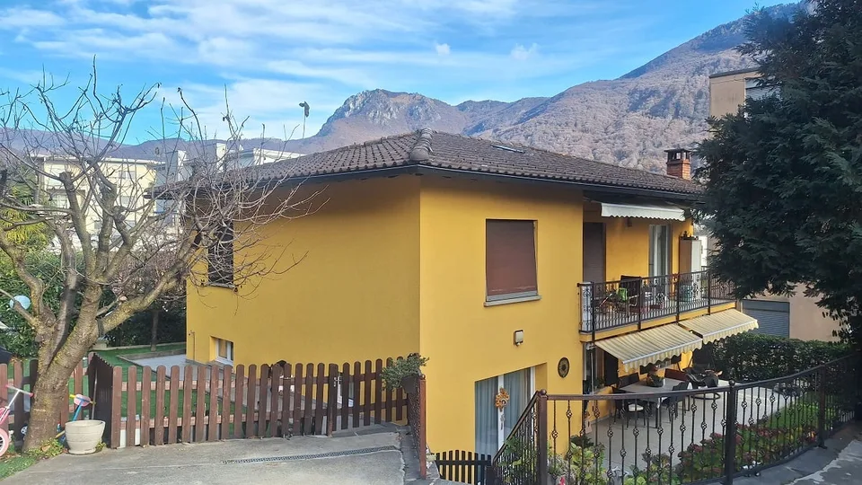 Soleggiata, Spaziosa, Casa Indipendente  con due Appartamenti, loc 3,5, Terrazza, giardino