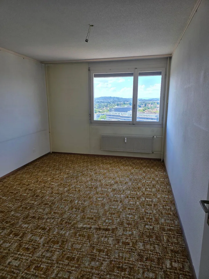 Appartamento di 4 locali da ristrutturare al 16° piano con panorama impareggiabile