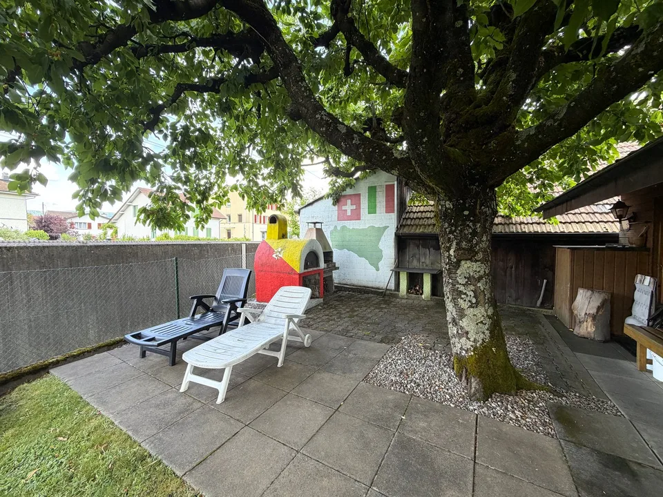 Casa a due famiglie / casa di generazioni con casa giardino (con cucina) e bel giardino
