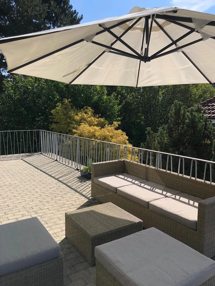 Appartamento 2.5 locali con grande terrazza a sud + casa degli ospiti. Opzione: Casa a più generazioni