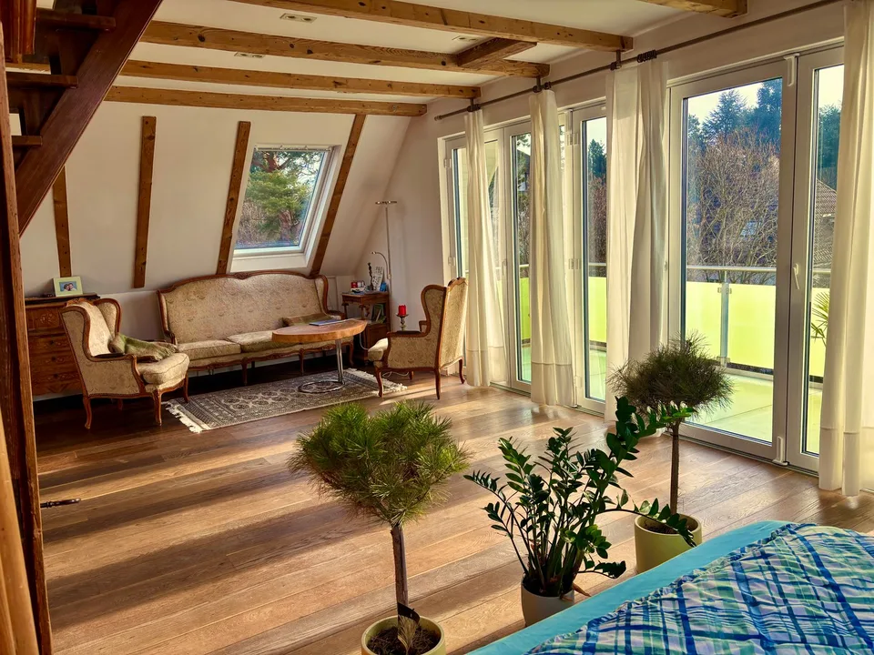 Appartamento 2.5 locali con grande terrazza a sud + casa degli ospiti. Opzione: Casa a più generazioni
